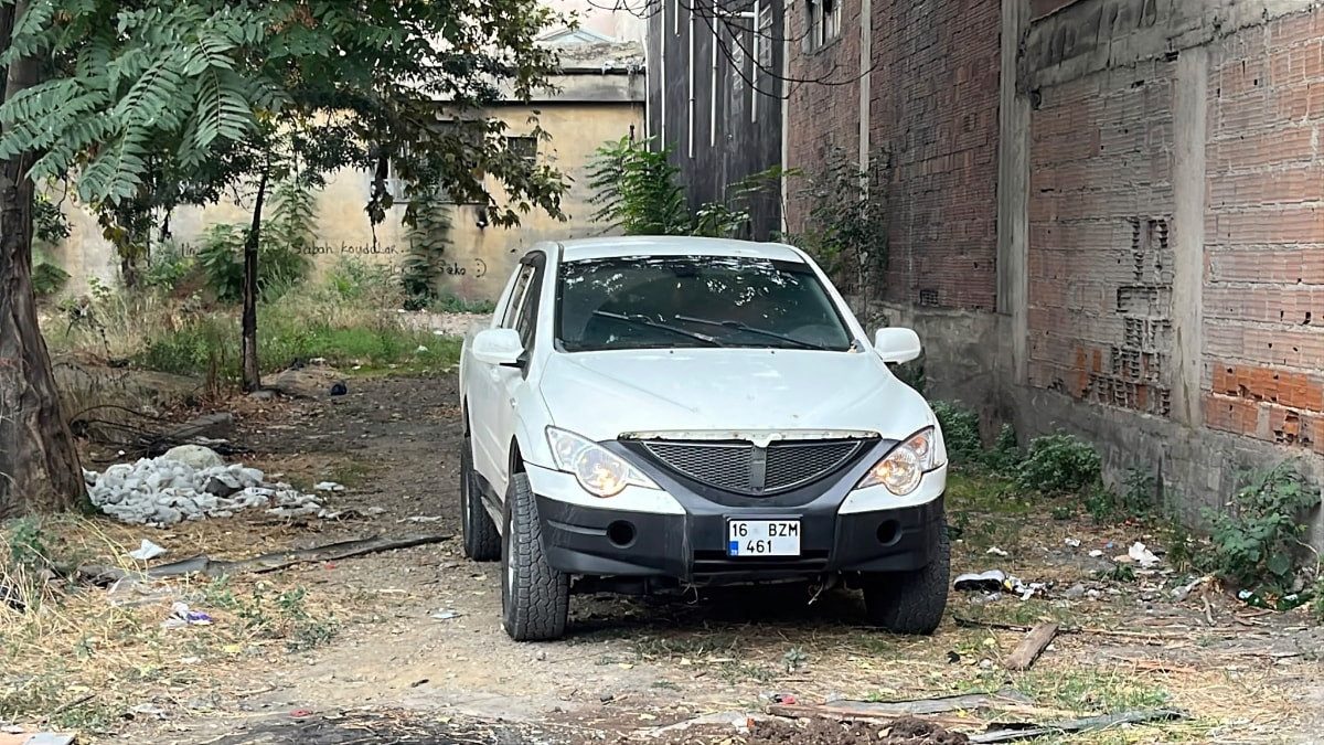 Bursa'da kendini otomobile kilitleyen kadın ekiplere zor anlar yaşattı