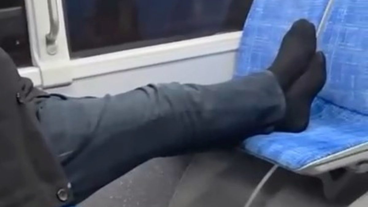 Bursa'da otobüste ayakkabılarını çıkarıp ayaklarını koltuğa uzattı