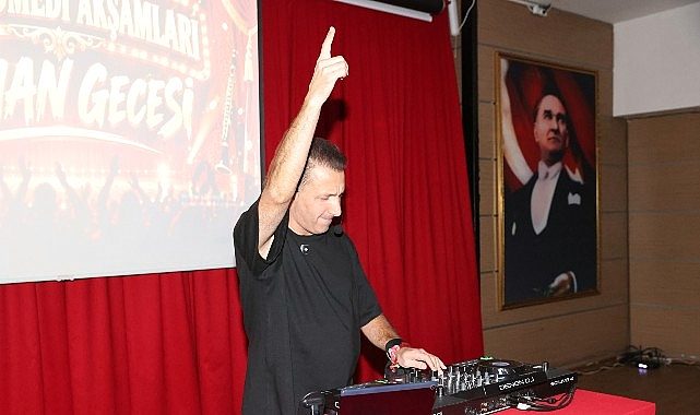 Çiğli Komedi Akşamları Yeni Sezonunu Roman Gecesiyle Açtı
