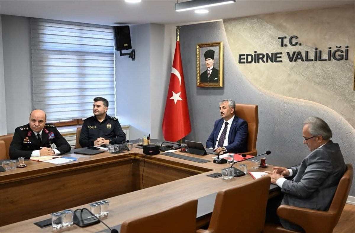 Edirne Valisi Sezer, 81 ilin katıldığı okul güvenliği toplantısında yer aldı