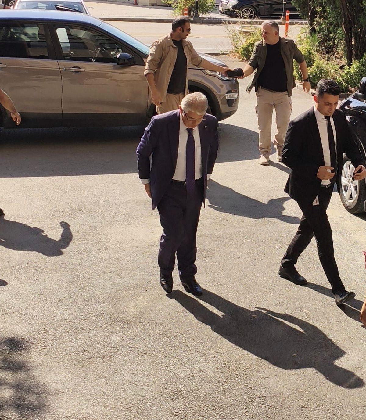 Eski Bakan Şahin'e yurt dışı çıkış yasağı