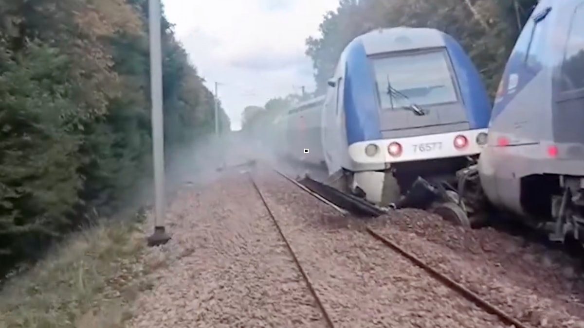 Fransa'da yolcu treni raydan çıktı: 44 yaralı