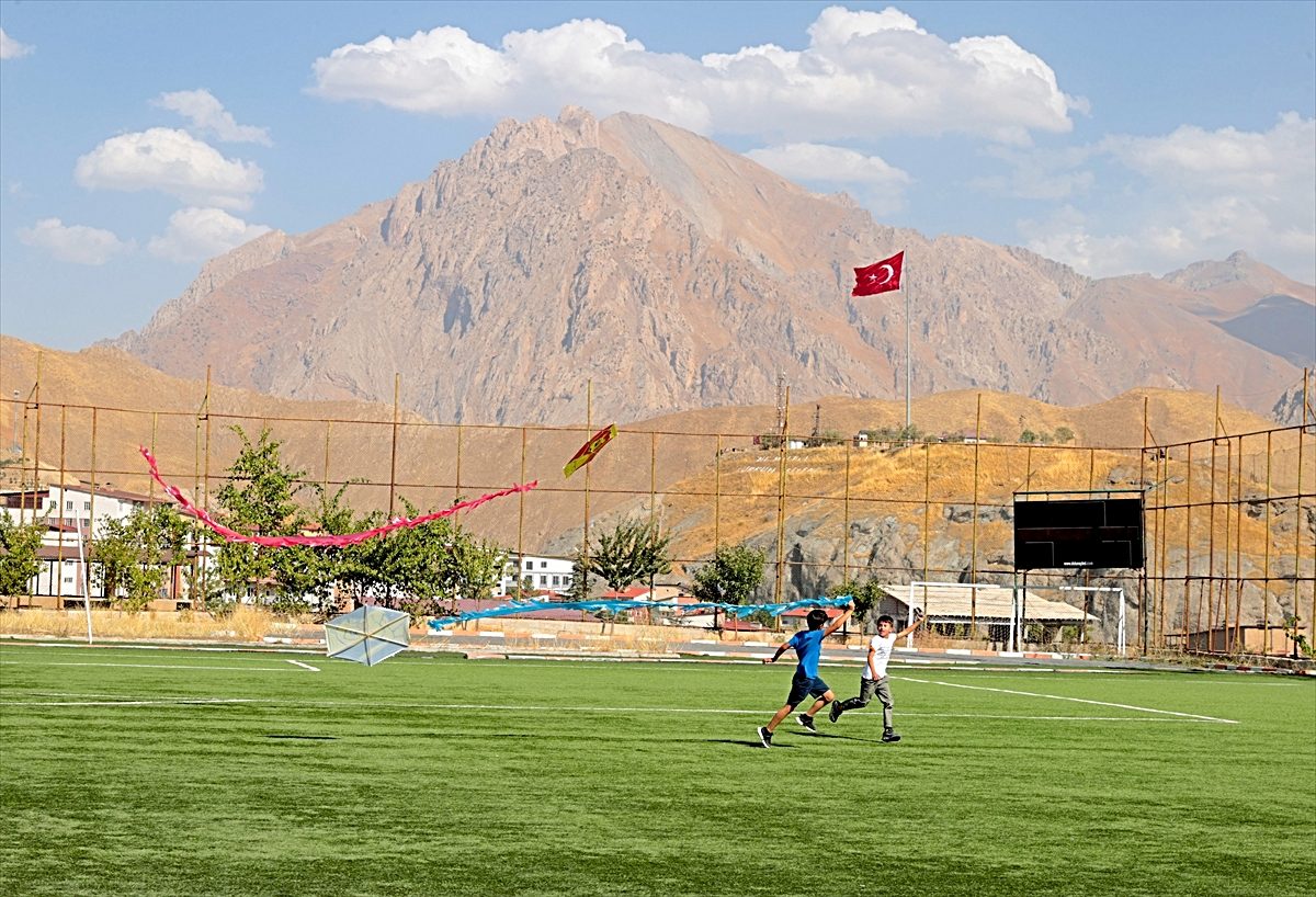 Hakkari'de uçurtmalar Gazzeli çocuklar için gökyüzüne bırakıldı