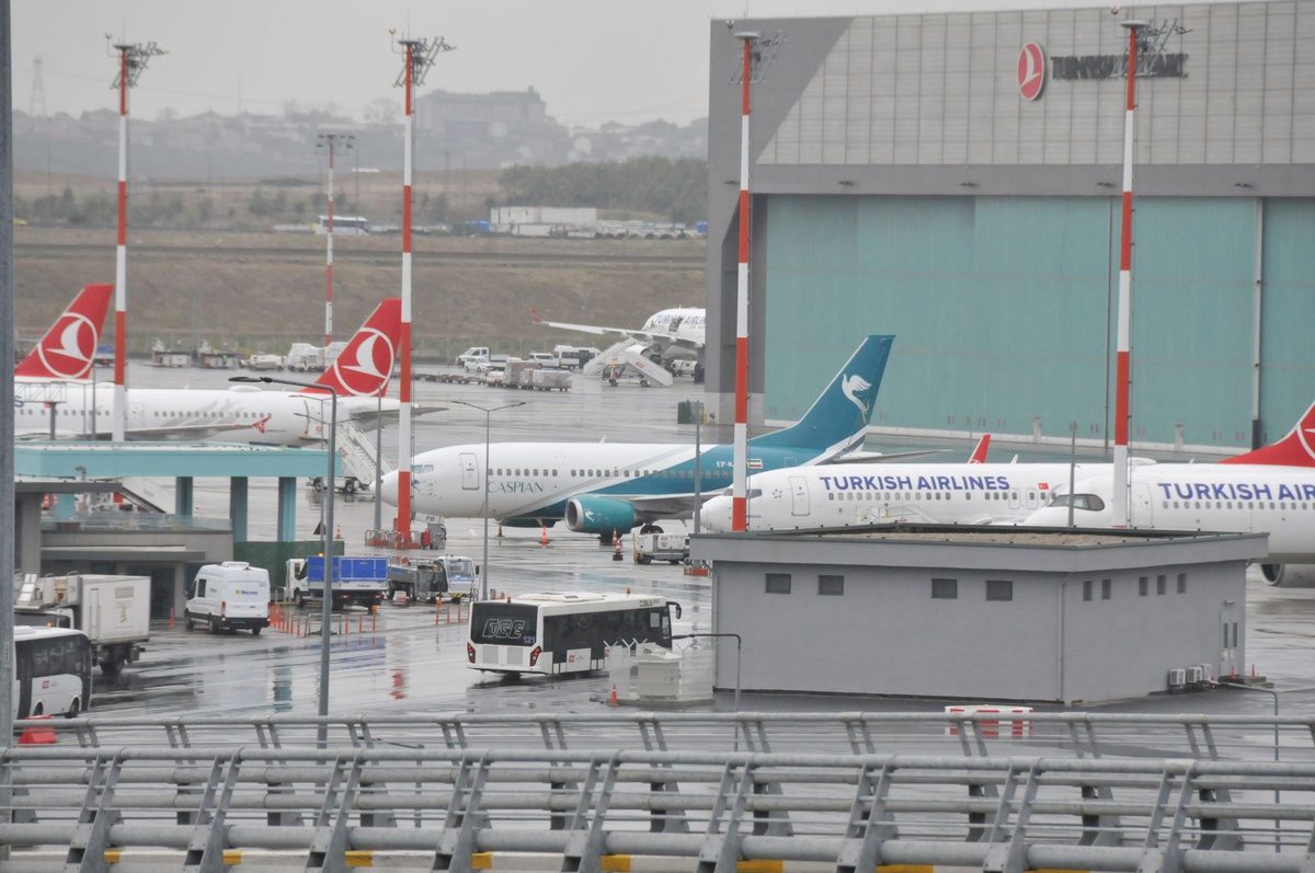 İstanbul Havalimanı'nda haczedilen Caspian Airlines uçağı apronda bekliyor