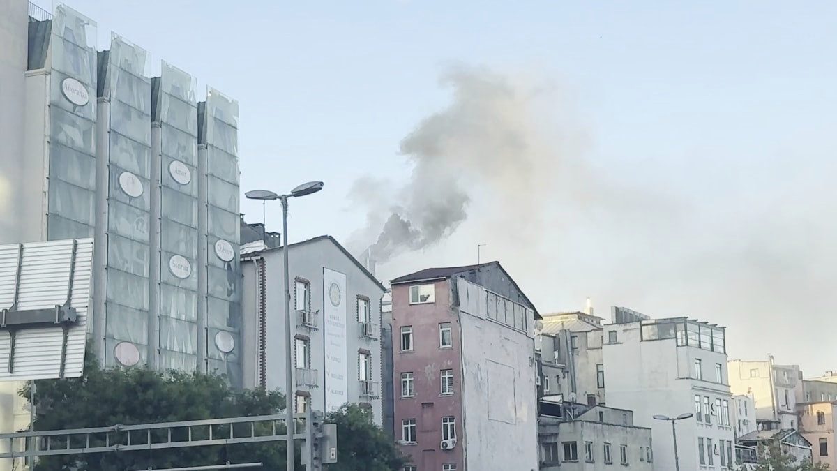 İstanbul'daki 6 katlı iş yeri alevlere teslim oldu: Yoğun müdahale sonrası söndürüldü