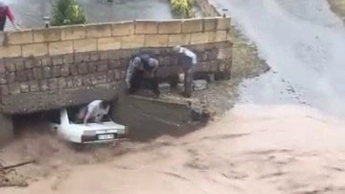 Nevşehir'de sağanak sele neden oldu: Araçta mahsur kalanlar arka cam kırılarak kurtarıldı