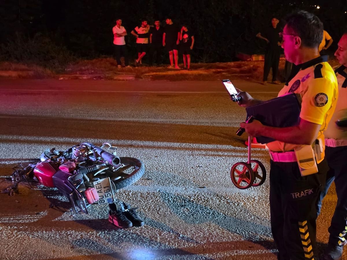 Osmaniye'de hafif ticari araçla çarpışan motosikletteki 1 kişi öldü, 2 kişi yaralandı