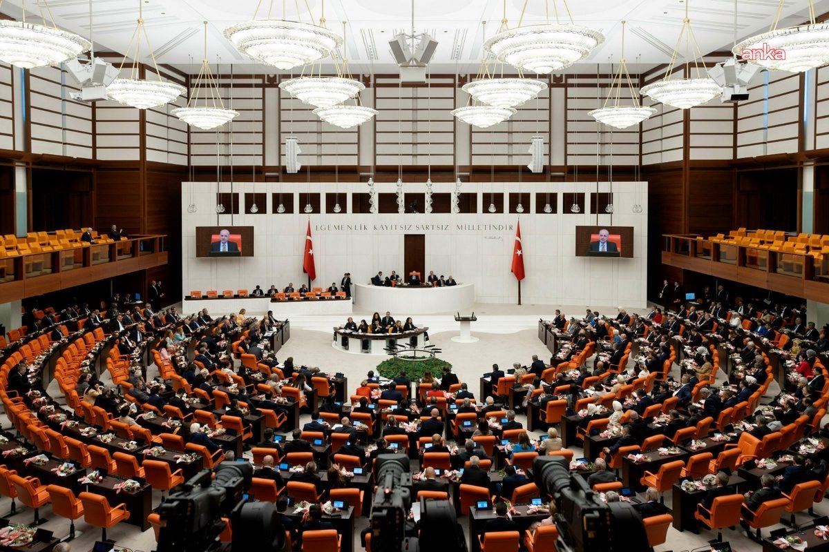 TBMM yeni yasama yılına 1 Ekim'de başlıyor, fon krizi araştırma önergeleri gündemde.