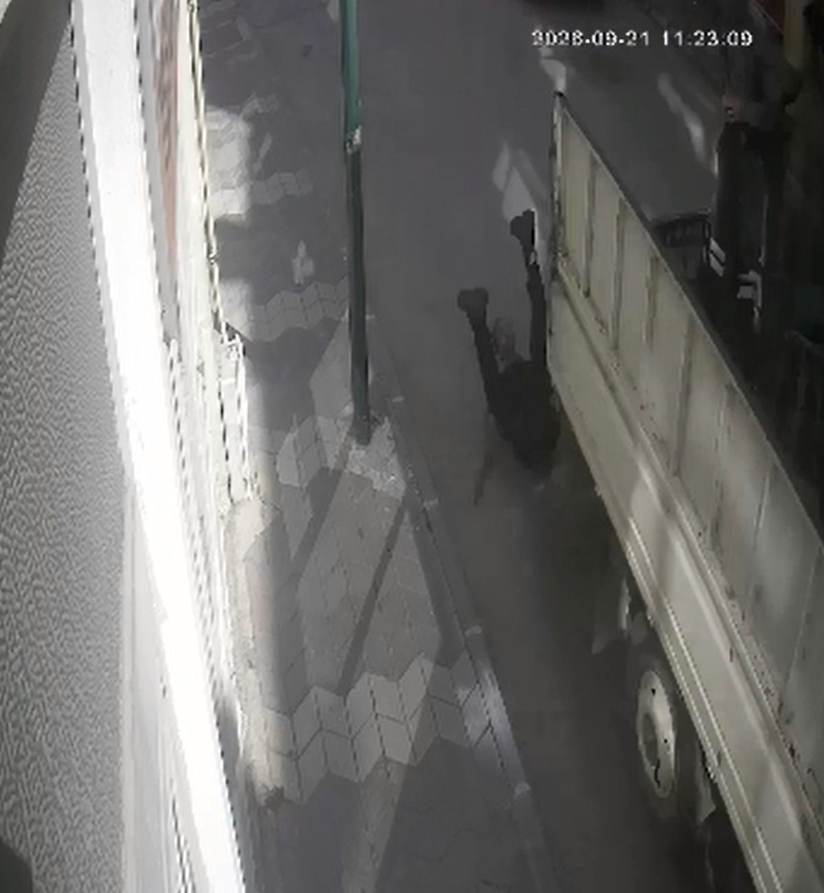 Tokat'ta hareket halindeki kamyonetin kasasından yola düşen kişi yaralandı