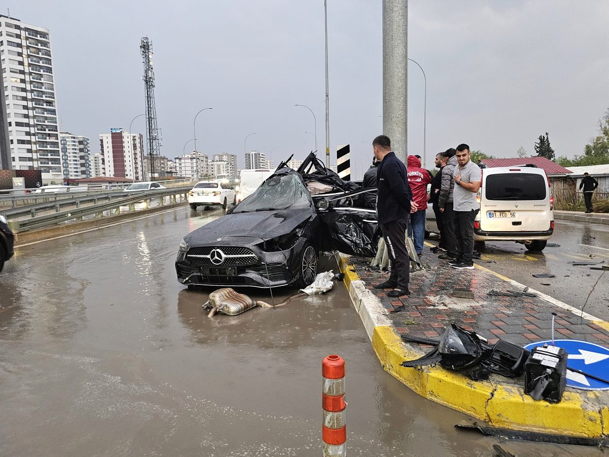 Adana Seyhan'da kontrolden çıkan otomobil yön levhası direğine çarptı, sürücü öldü