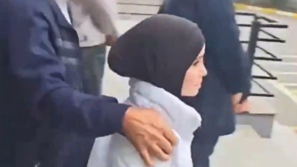 Azerbaycan'da başörtülü öğrenciler okula alınmadı