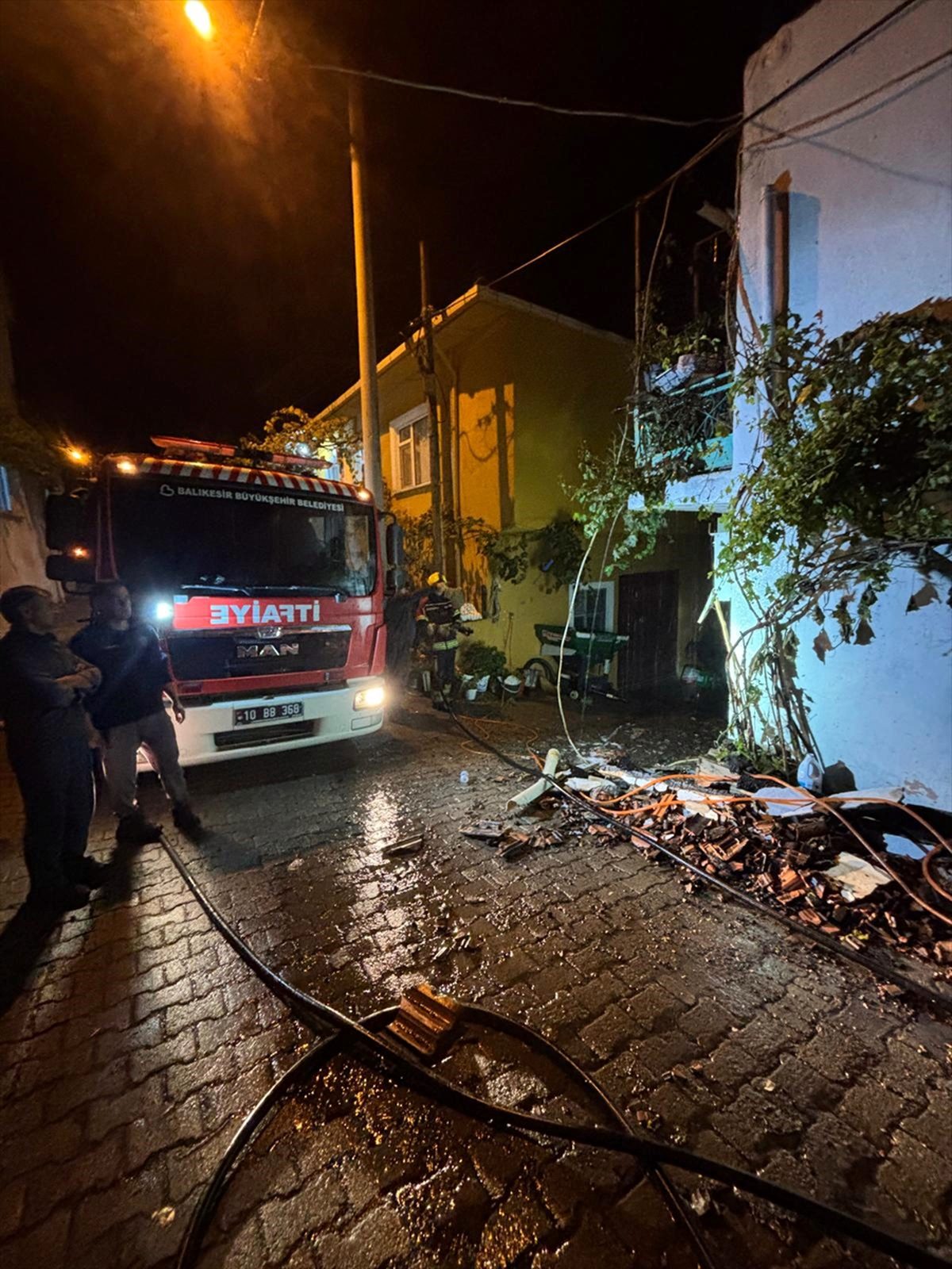 Balıkesir Bigadiç'te Turfullar Mahallesi'ndeki evin çatısında çıkan yangın söndürüldü