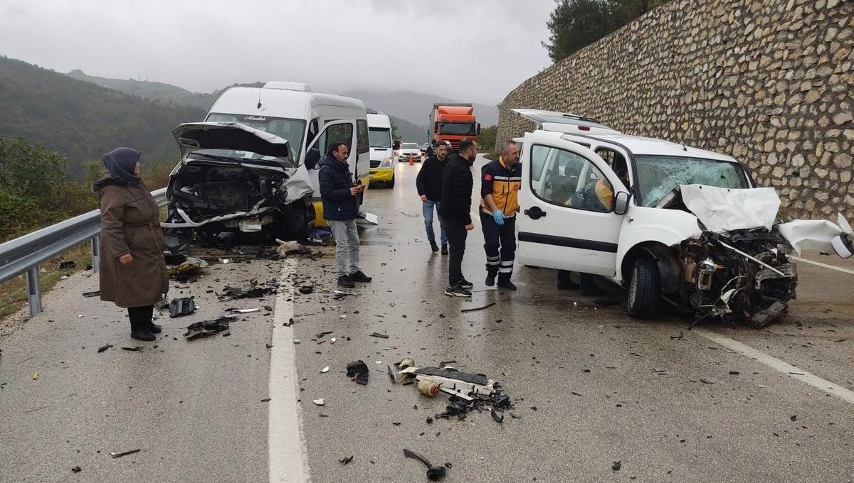 Bursa Osmangazi'de minibüsle ticari araç çarpıştı, 1 kişi öldü 10 kişi yaralandı