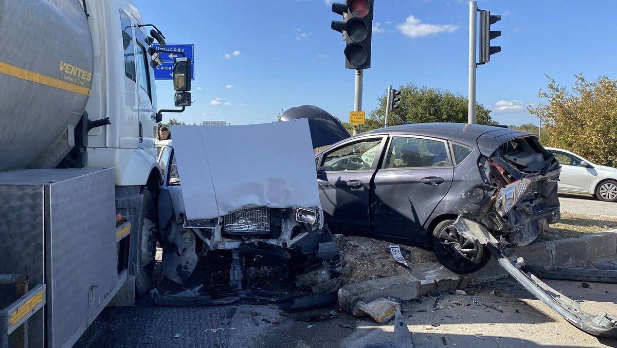 Çanakkale Lapseki'de kırmızı ışıkta bekleyen 4 otomobile tanker çarptı, 4 kişi yaralandı