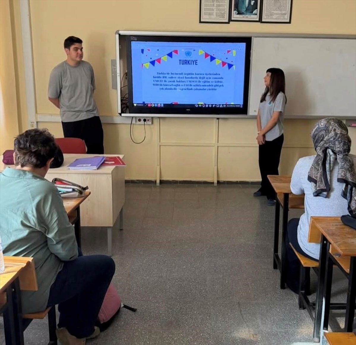 Datça'da liseliler Birleşmiş Milletler Günü'nde arkadaşlarına sunum yaptı