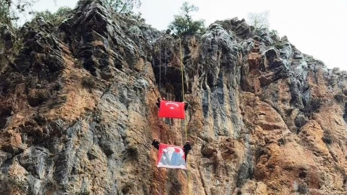 Denizli Acıpayam Kanyonu'nda dev Türk bayrağı dalgalandırıldı