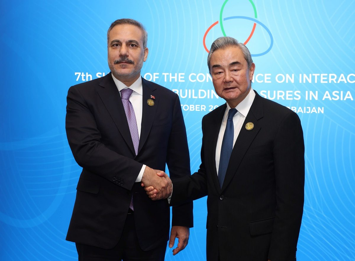Dışişleri Bakanı Fidan, Bakü'deki CICA toplantısında Wang Yi ile görüştü