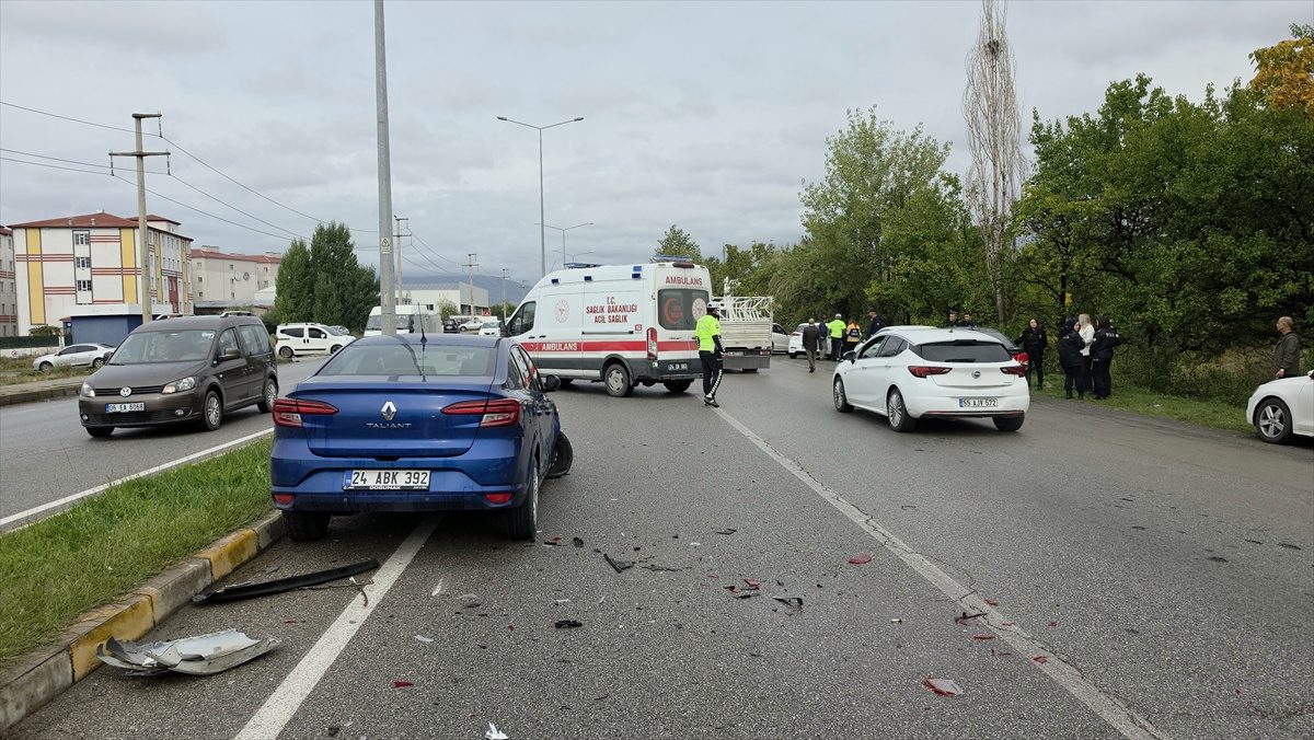 Erzincan-Sivas yolunda 4 otomobil zincirleme kazaya karıştı, 1 kişi yaralandı