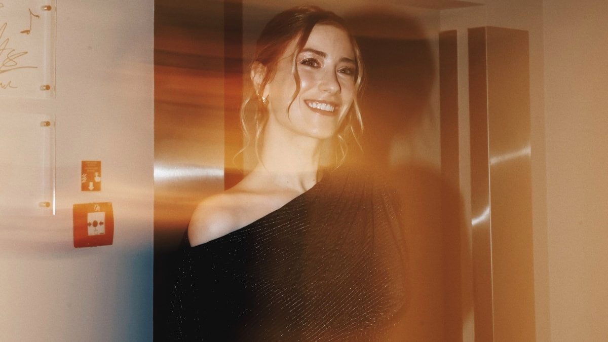 Hazal Kaya’dan duygusal paylaşım! 12 yıllık dostuna veda etti