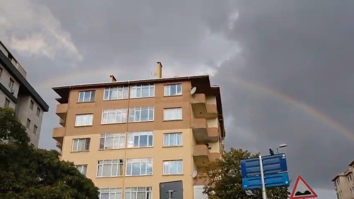 İstanbul Ataşehir'de yağmurun ardından sabah gökkuşağı oluştu
