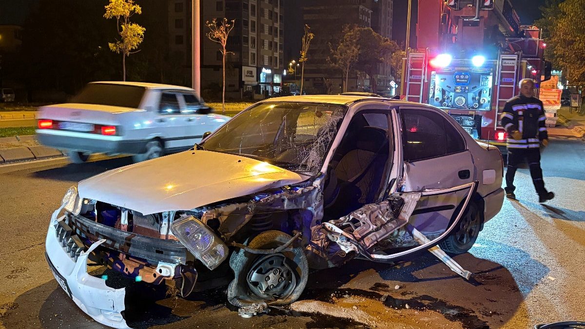 Kayseri'de ağaca çarpan otomobilde sıkışan sürücüyü itfaiye ekipleri kurtardı: 1 yaralı