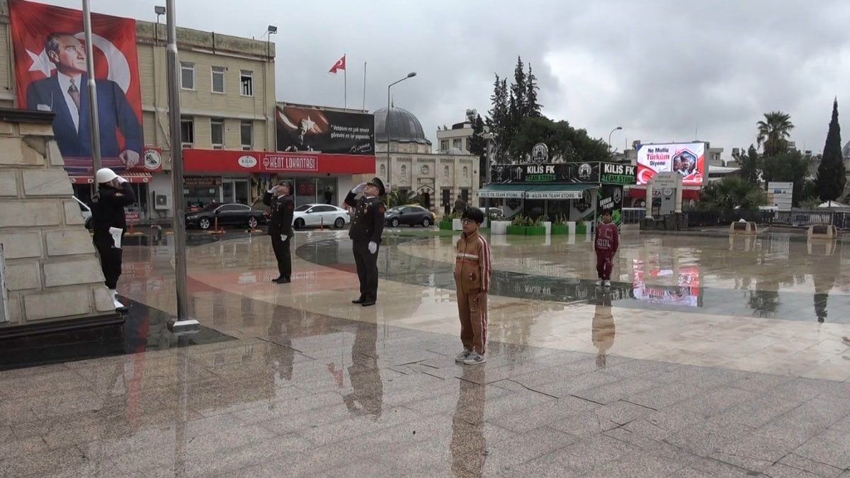 Kilis'te askerleri örnek alan çocuktan yürekleri ısıtan görüntü