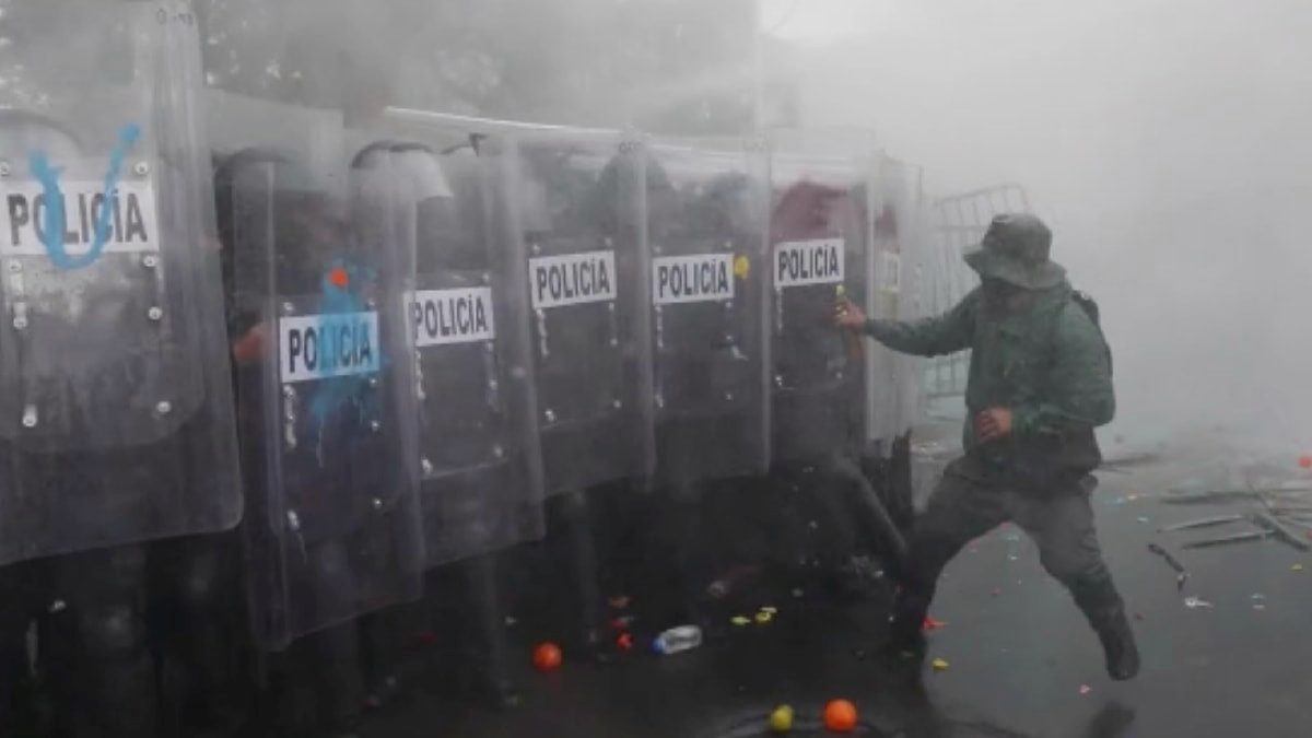 Meksika'da 'temiz içme suyu' protestoları: Polisle çatıştılar