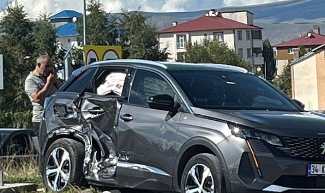 Ardahan’da trafik kazası: İki otomobil çarpıştı