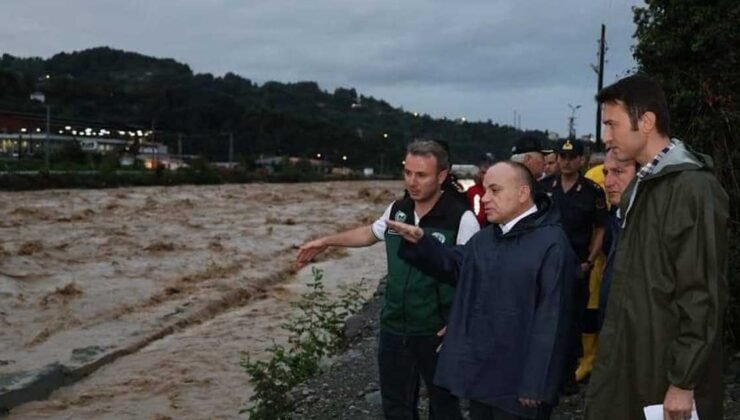 Artvin’de heyelan ve taşkınlar nedeniyle 32 köy yolu kapandı