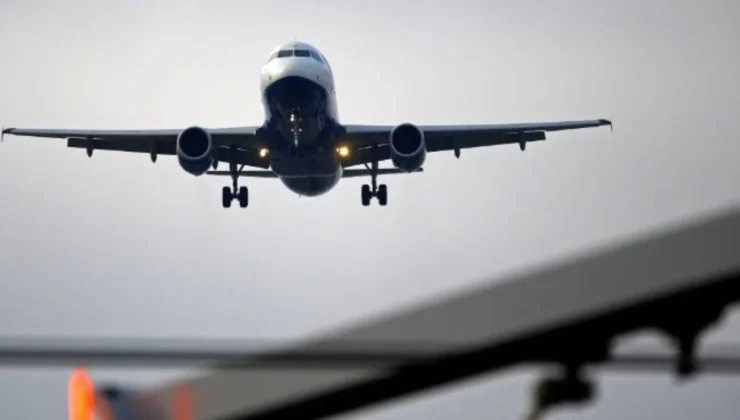 Antalya-Van uçağına havadaki cisim engeli