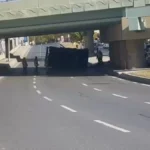 Bakırköy’de İSKİ vincinin üst geçide çarpması trafiği felç etti