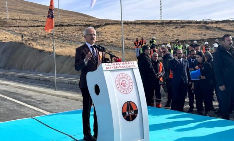 Bakan Abdulkadir Uraloğlu Van’da açılışa katıldı