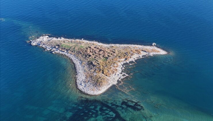 Van Gölünde sular çekildikçe gizem ortaya çıkıyor