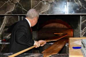 Konya Valisi İbrahim Akın tahinli pide yaptı