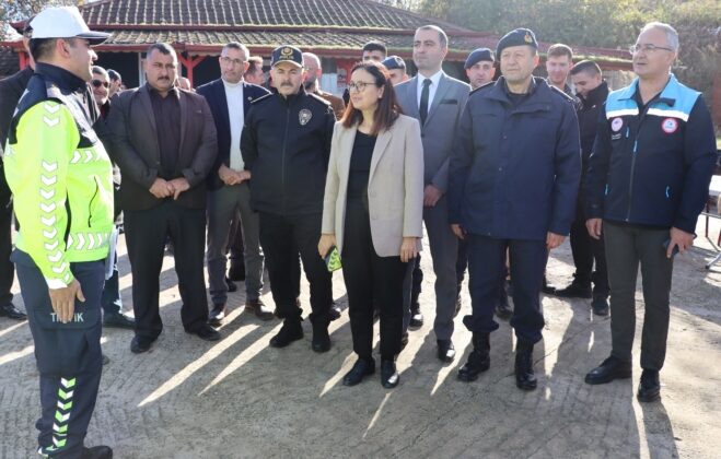 Yalova’da “Reflektör Tak Görünür Ol” projesi kapsamında 25 traktöre reflektör takıldı