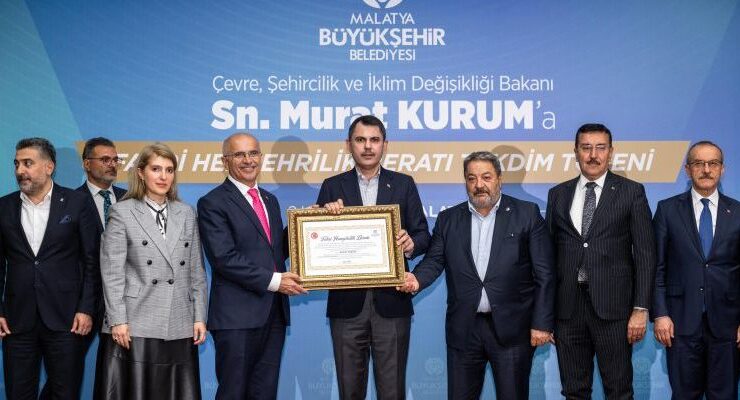 Bakan Kurum’a Başkan Er Fahri Hemşehrilik Beratını taktim etti