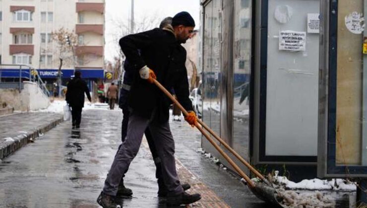 Kars Belediyesi ana arterler ve kaldırımların karını temizliyor