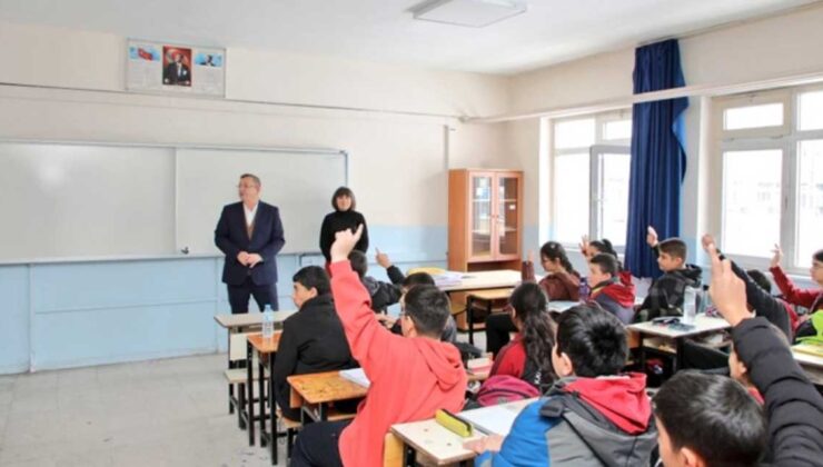 Kars Valisi Ziya Polat’ın il genelindeki okul ziyaretleri devam ediyor