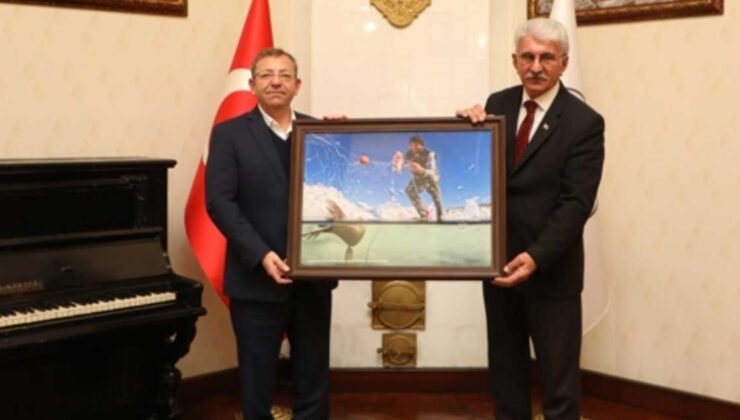 Fotoğraf sanatçısı Özgen Beşli’den Vali Ziya Polat’a ziyaret