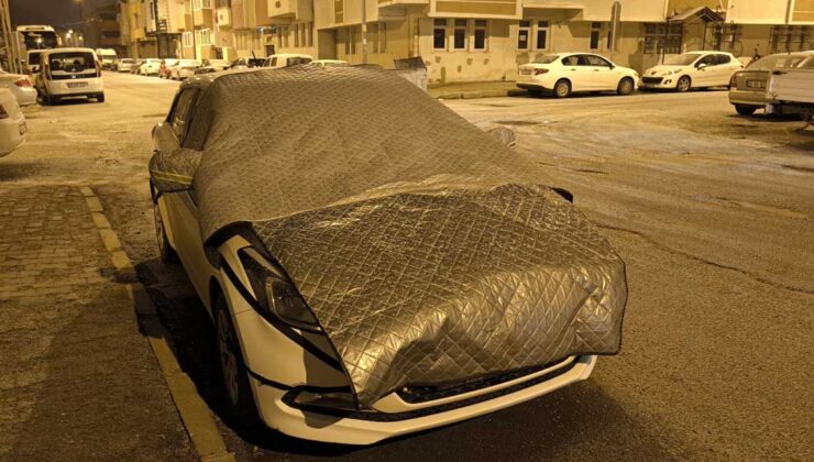 Kars’ta soğuk hava etkili oldu, araç camları buz tuttu