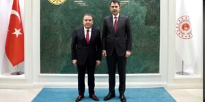 Bakan Kurum, Antalya Büyükşehir Belediye Başkanı Muhittin Böcek ile görüştü
