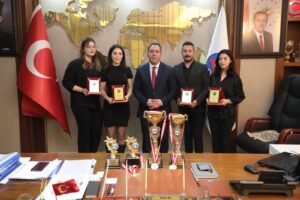 Kars Belediye Başkanı Ötüken Senger, Sokaklar Çocuk Doğurmaz Sosyal Projesi’nde ödül alanları ağırladı