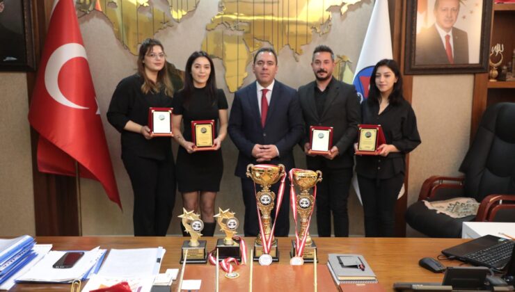 Kars Belediye Başkanı Ötüken Senger, Sokaklar Çocuk Doğurmaz Sosyal Projesi’nde ödül alanları ağırladı