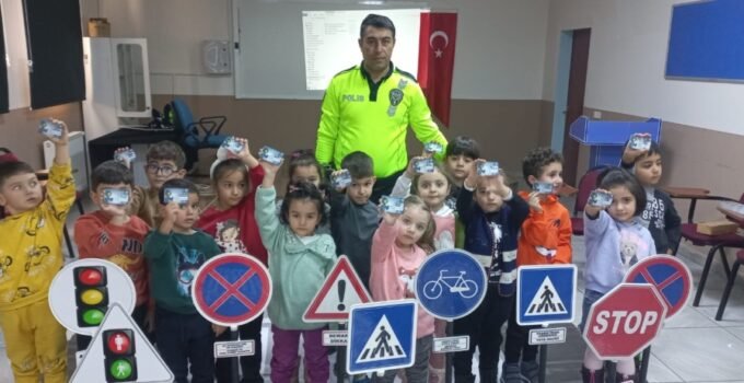 Kars’ta miniklere trafik eğitimi devam ediyor