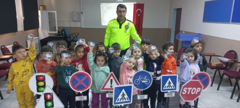 Kars’ta miniklere trafik eğitimi devam ediyor