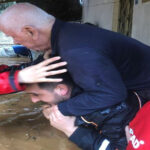 Evde mahsur kalan yaşlı adam ile kızı ve oğlu kurtarıldı