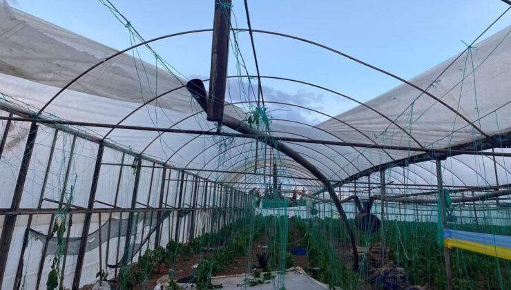 Antalya Aksu’da hortum seralara zarar verdi