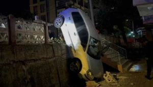 Sürücü fren yerine gaza basınca beton korkulukları yıkan araç bahçe duvarında asılı kaldı