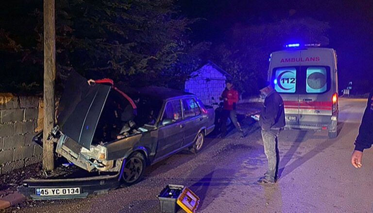 Bucak’ta feci kaza! Elektrik direğine çarpan sürücü araca sıkıştı