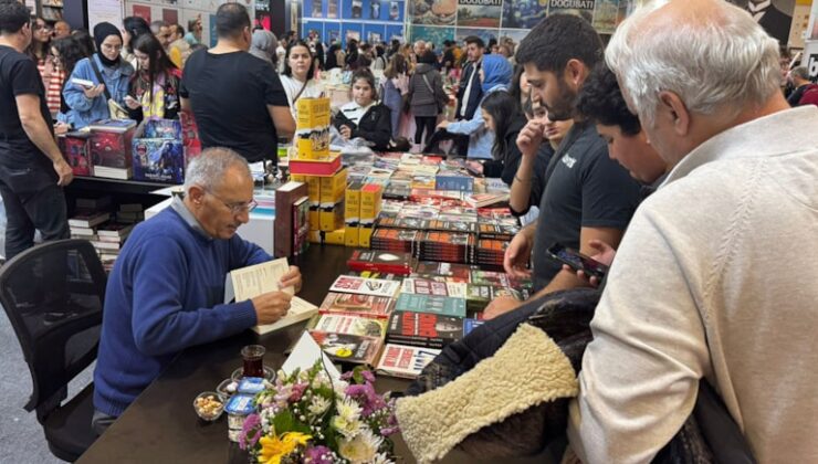 TÜYAP Kitap Fuarı’nda Saygı Öztürk’e yoğun ilgi